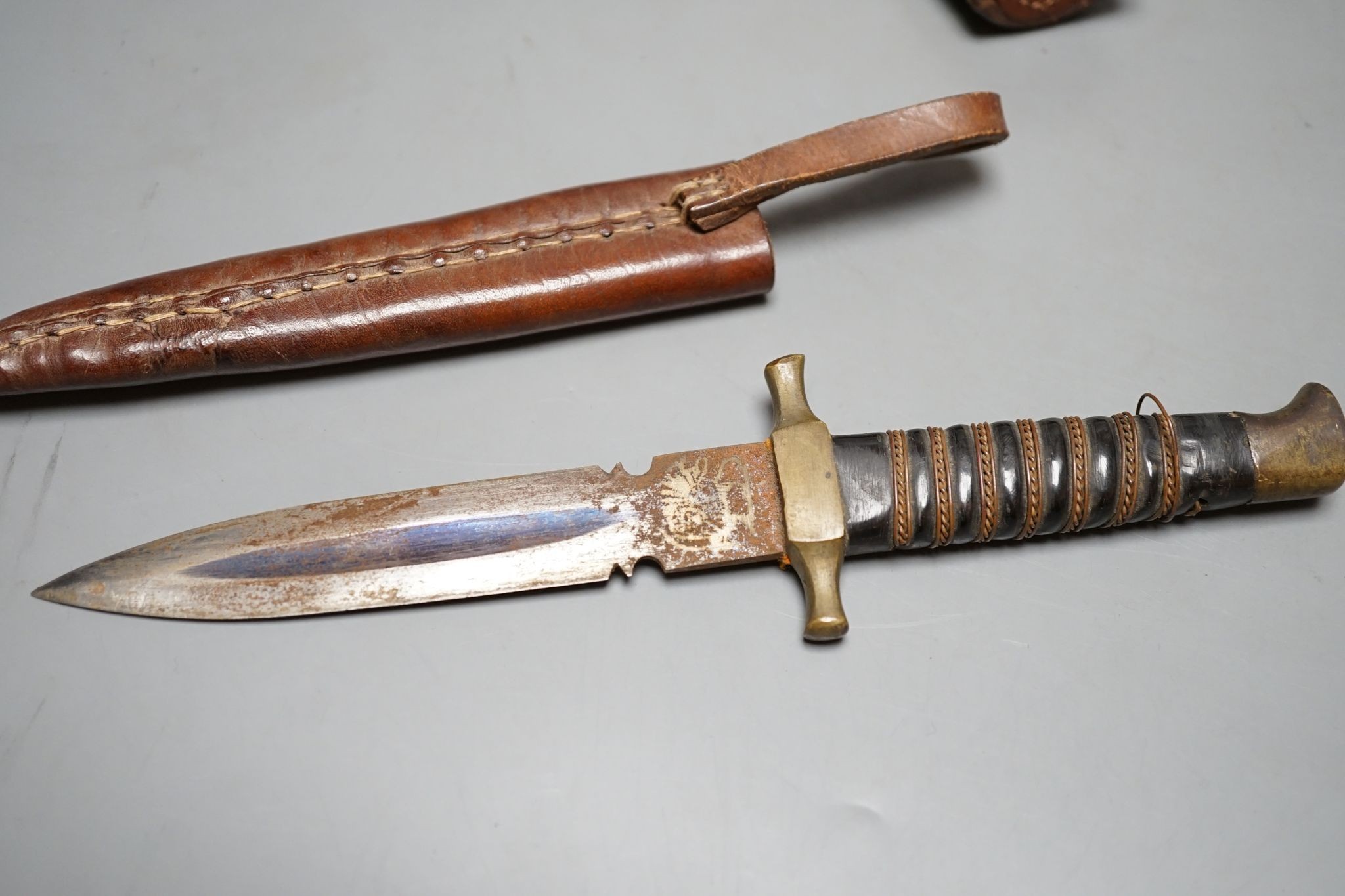 WWI leather accessories including hip flask and dagger, 12cm